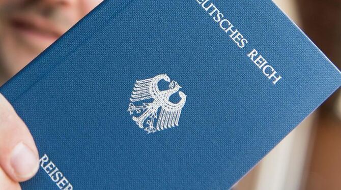 Ein Mann hält in Rheinfelden ein Heft mit dem Aufdruck »Deutsches Reich Reisepass« in der Hand.
