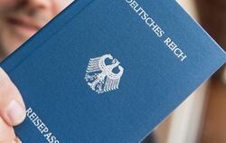 Ein Mann hält in Rheinfelden ein Heft mit dem Aufdruck «Deutsches Reich Reisepass» in der Hand.