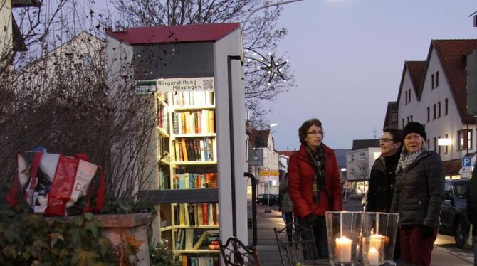 Einweihung der »Bücherzelle« in der Mössinger Bahnhofstraße, wo Lesefreunde künftig rund um die Uhr 200 bis 300 Bücher zum Mitne