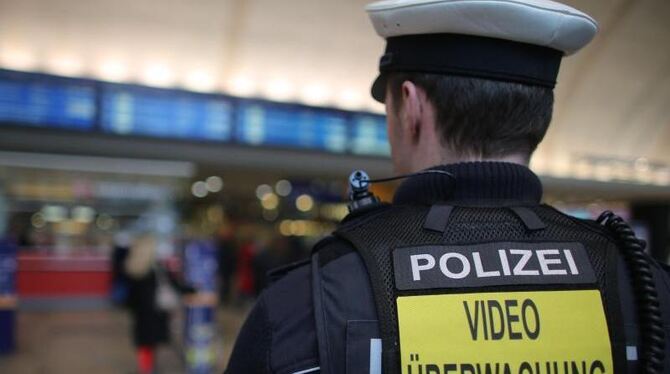 Ein Bundespolizist geht am Hauptbahnhof Köln mit einer Bodycam Streife. Die Deutsche Bahn will die Kameras auch bei eigenem S