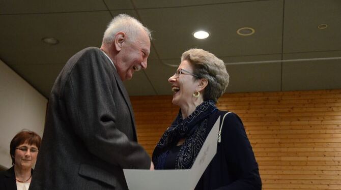 Barbara Bosch ehrt Wolfgang Heusel mit der Verdienstmedaille der Stadt.