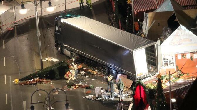 Die Polizei untersucht das abgesperrte Areal um den Weihnachtsmarkt an der Gedächtniskirche in Berlin