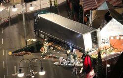Die Polizei untersucht das abgesperrte Areal um den Weihnachtsmarkt an der Gedächtniskirche in Berlin