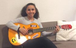 Die musikalische Stipendiatin Aliah Al-Khafadji spielt in ihrer Freizeit Gitarre, rappt und singt. FOTO: DIENER