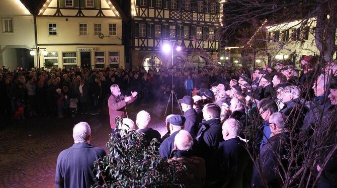 Die Pfullinger Chöre sangen am vierten Advent wieder vor großem Publikum auf dem Marktplatz. FOTO: DYK