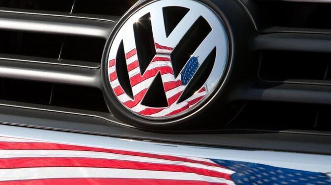 Die US-Fahne spiegelt sich in Logo und Kühlergrill eines Volkswagen-Fahrzeugs. Foto: Friso Gentsch