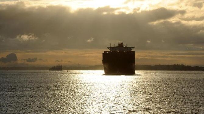 Ein Containerschiff fährt auf der Elbe von Hamburg kommend in Richtung Nordsee. Der Strom soll vertieft werden, damit die imm