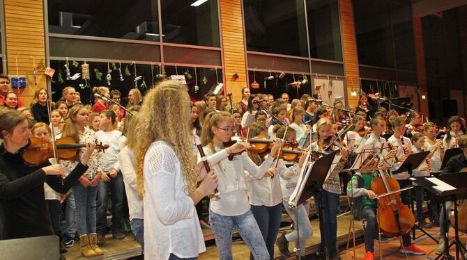 Erstmals musizierten die Schülerinnen und Schüler des Gymnasiums Münsingen bei ihrem Weihnachtskonzert als große Schulgemeinscha
