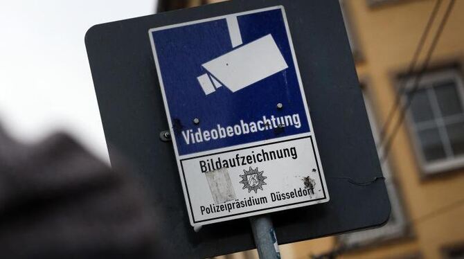 Ein Hinweisschild auf Videobeobachtung in Düsseldorf. Foto: Martin Gerten