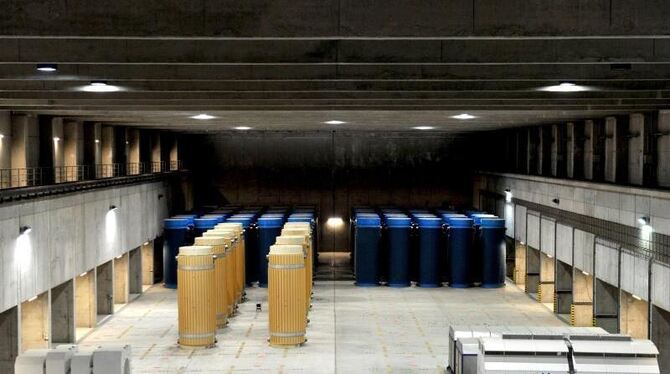Behälter mit hoch radioaktiven Abfällen stehen im atomaren Zwischenlager in Gorleben in der Transportbehälter-Halle. Foto: Jo