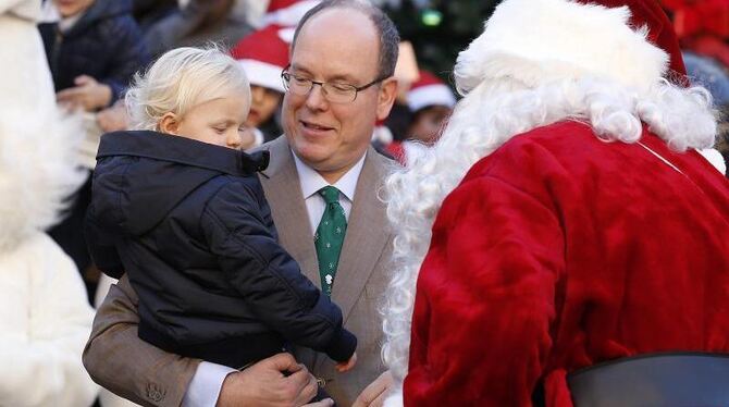 Fürst Albert und sein Sohn Prinz Jacques empfangen in Monaco den Weihnachtsmann. Foto: Sebastien Nogier