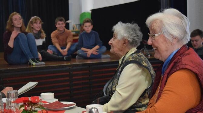 Fruchtbarer Dialog: Schüler fühlen sich auf der Bühne in die Lebenswelt von Mössinger Senioren ein. FOTO: JAENSCH