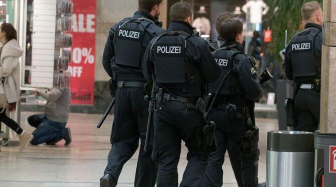 Polizisten im Centro-Einkaufszentrum.