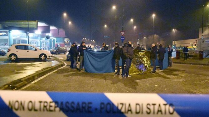 Italienische Polizeibeamte sichern in Mailand Spuren, nachdem der europaweit gesuchte mutmaßliche Attentäter von Berlin, Anis Am