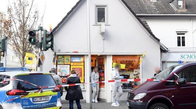 Polizeibeamte sichern nach dem Raubüberfall in Wiesbaden den Tatort ab (Archivbild). Foto: Arne Dedert