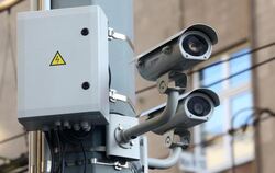 Zwei Videokameras hängen an einem Laternenpfahl. Foto: Roland Weihrauch/Illustration