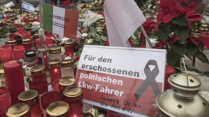 »Für den erschossenen polnischen LKW-Fahrer« - Gedenken am Berliner Breitscheidplatz. Foto: Michael Kappeler