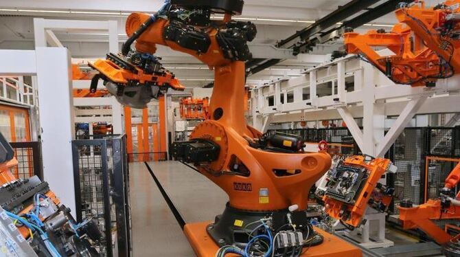 Der Kuka-Roboter »Titan« montiert in der Produktion des Roboterbauers Kuka einen Roboter des gleichen Typs. Foto: Karl-Josef
