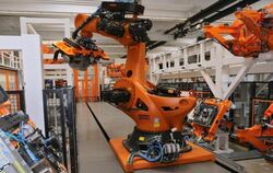Der Kuka-Roboter «Titan» montiert in der Produktion des Roboterbauers Kuka einen Roboter des gleichen Typs. Foto: Karl-Josef 
