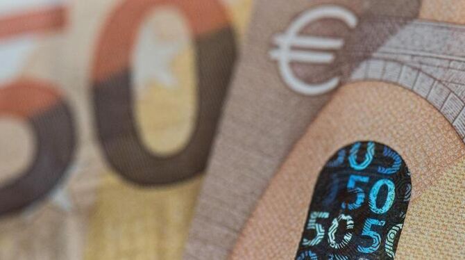 Die von April an ausgegebene neue 50-Euro-Banknote soll Geldfälschern das Leben schwer machen. Foto: Boris Roessler
