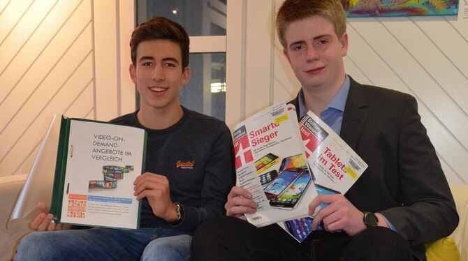 Nick Slotnarin (links) und Moritz Böbel machen beim  Wettbewerb »Jugend testet« der Stiftung Warentest mit und haben dafür das A
