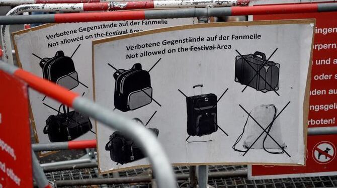 Schilder an der Absperrung für die Silvesterparty vor dem Brandenburger Tor in Berlin. Hier werden mehr als 100.000 Besucher