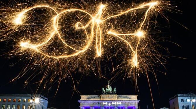 Zum Jahreswechsel erwarten die Veranstalter auf der Berliner Festmeile am Brandenburger Tor hunderttausende Besucher. Foto: B