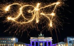 Zum Jahreswechsel erwarten die Veranstalter auf der Berliner Festmeile am Brandenburger Tor hunderttausende Besucher. Foto: B
