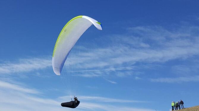 Jörg Remus in seinem Gleitschirm mit  »Liegegurtzeug« für lange Strecken. FOTO: PRIVAT
