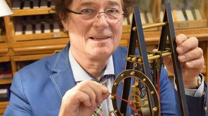 Uhrmachermeister  Markus Holdermann baut aus alten Uhrwerken eigene Kreationen.
