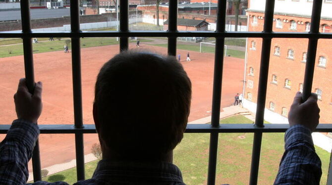 Ein Mann schaut aus einer Zelle der Strafanstalt Hamburg-Fuhlsbüttel. Viele Menschen sind im Alter noch aktiv, manche Straftäter