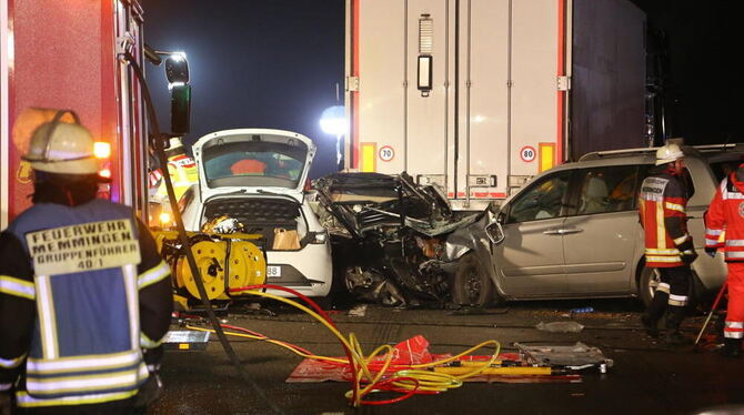 Autowracks und LKWs stehen nach einem Unfall im Nebel auf der Autobahn 7 nahe Bad Grönenbach im Unterallgäu.