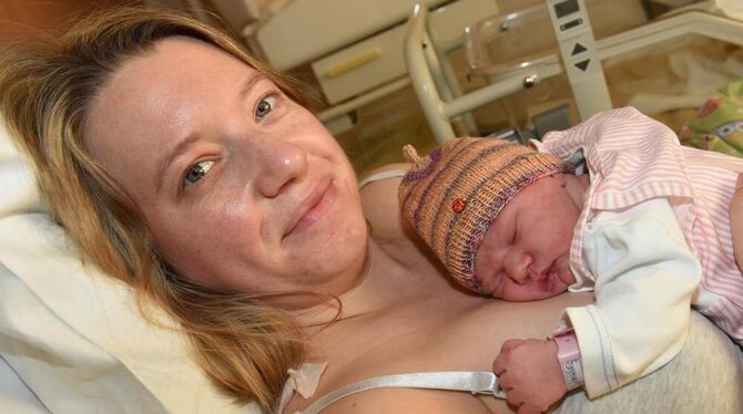 Nach schwerer Geburt erschöpft, aber gesund und glücklich:  Mutter Stephanie Haller mit ihrem Töchterchen Sophia Maria.