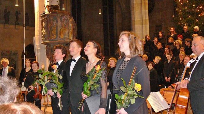 Die Solisten der »Messias«- Aufführung beim Schluss-Applaus in der Stiftskirche. Im Hintergrund die Sinfonietta Tübingen und der