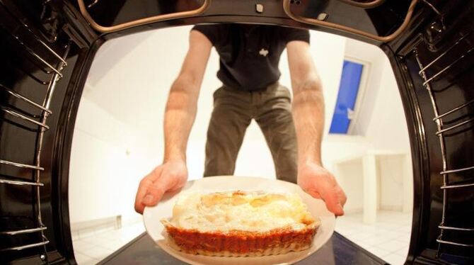 Lasagne im Ofen. Immer mehr Deutsche greifen zu Fertiggerichten. Foto: Friso Gentsch