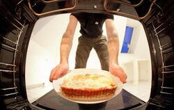 Lasagne im Ofen. Immer mehr Deutsche greifen zu Fertiggerichten. Foto: Friso Gentsch