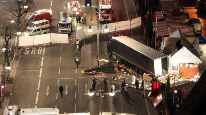 Bei dem Anschlag mit einem Lastwagen auf einen Weihnachtsmarkt am Berliner Breitscheidplatz waren 12 Menschen ums Leben gekom