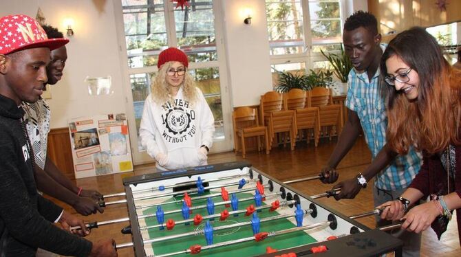 Die Begegnung zwischen unbegleiteten minderjährigen Flüchtlingen und Berufsschülern ist ein neuer, wesentlicher Bestandteil des Die Begegnung zwischen unbegleiteten minderjährigen Flüchtlingen und Berufsschülern ist ein neuer, wesentlicher Bestandteil des