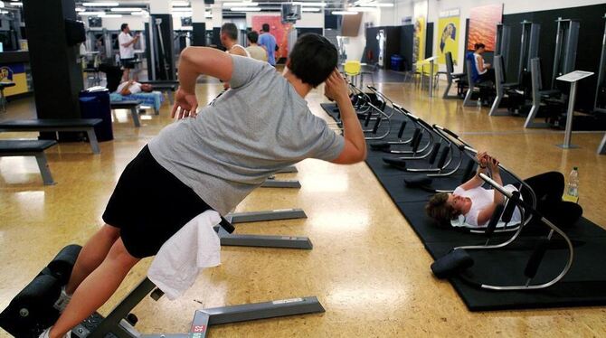 Kräftig pumpen und trainieren für eine bessere Figur im neuen Jahr: Nicht einmal die Hälfte der Sportwilligen, die sich jetzt in Kräftig pumpen und trainieren für eine bessere Figur im neuen Jahr: Nicht einmal die Hälfte der Sportwilligen, die sich jetzt in