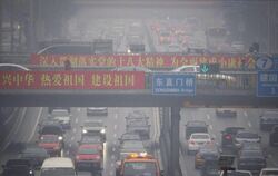 Verkehr in Peking: Die Massenmotorisierung schnürt Chinas Metropolen die Luft ab. Foto: Adrian Bradshaw/Archiv
