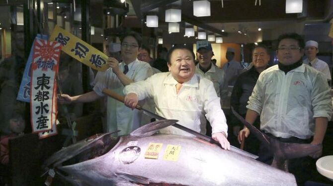 Kiyoshi Kimura steht in seinem Sushi-Restaurant »Sushi Zanmai« hinter seinem ersteigerten Blauflossen-Thunfisch. Foto: Eugene