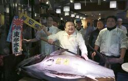 Kiyoshi Kimura steht in seinem Sushi-Restaurant «Sushi Zanmai» hinter seinem ersteigerten Blauflossen-Thunfisch. Foto: Eugene