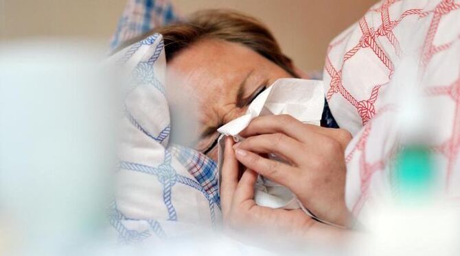 Influenza ist eine plötzlich einsetzende Atemwegserkrankung. Betroffene bekommen Fieber, Halsschmerzen und trockenen Husten,