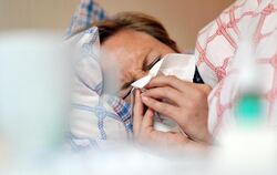 Influenza ist eine plötzlich einsetzende Atemwegserkrankung. Betroffene bekommen Fieber, Halsschmerzen und trockenen Husten, 