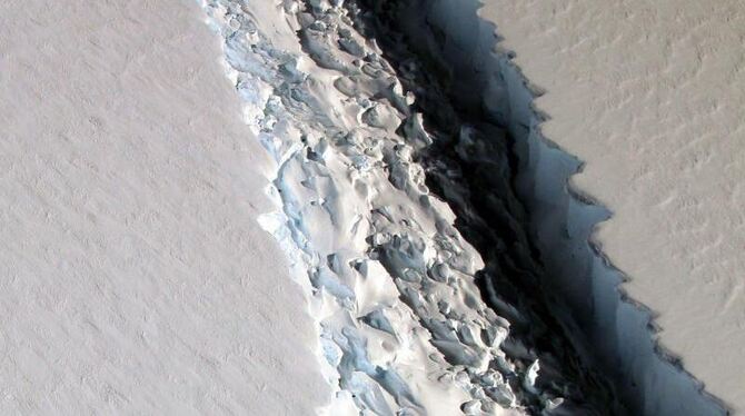 Ein gewaltiger Riss im sogenannten Larsen-C-Schelfeis in der Antarktis trennt das Eis zunehmend vom Festland. Foto: NASA/John