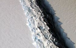 Ein gewaltiger Riss im sogenannten Larsen-C-Schelfeis in der Antarktis trennt das Eis zunehmend vom Festland. Foto: NASA/John