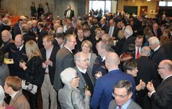 Lebhafter Austausch: Rund 600 Besucher beim Neujahrsempfang in der Metzinger Stadthalle.