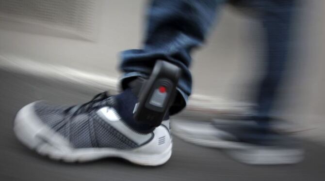 Eine elektronische Fußfessel. Foto: dpa