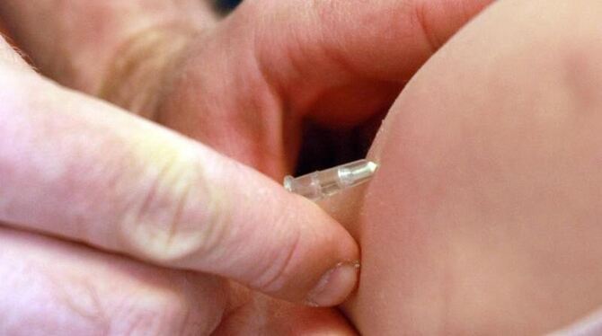 Ein Kinderarzt gibt einem Mädchen eine Masernimpfung. Foto: Patrick Seeger/Archiv