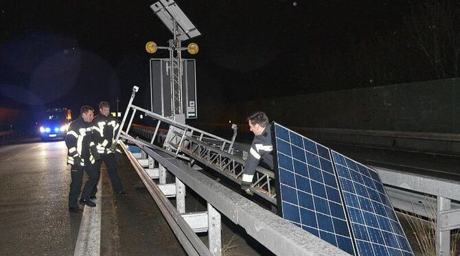 Feuerwehrkräfte bergen bei Heidelberg einen Mast mit Solarzellen. Foto: Rene Priebe
